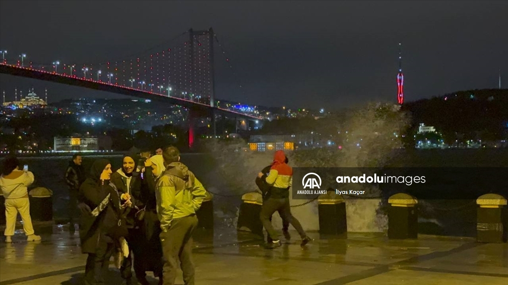 İstanbul'da fırtına hayatı olumsuz etkiliyor