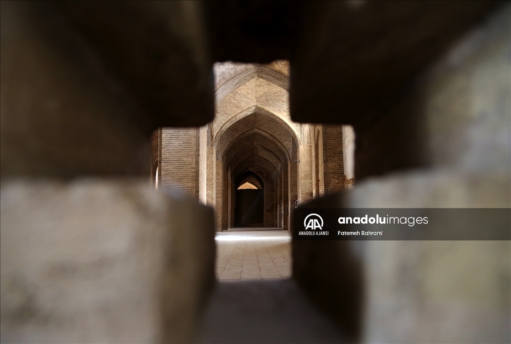 İsfahan'da Selçuklu Devleti döneminde inşa edilen cami farklı mimarisiyle tarihe tanıklık ediyor