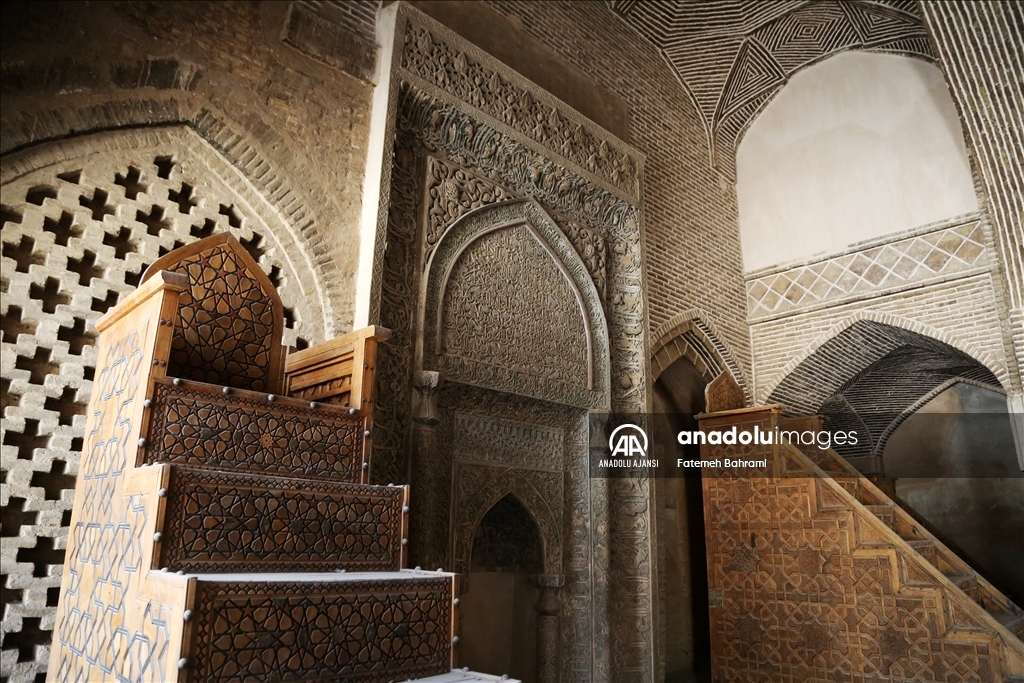 İsfahan'da Selçuklu Devleti döneminde inşa edilen cami farklı mimarisiyle tarihe tanıklık ediyor