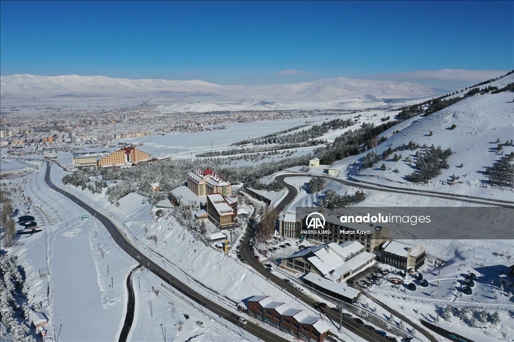 Palandöken'de sezonun erken açılması için farklı kar koruma teknikleri uygulanıyor