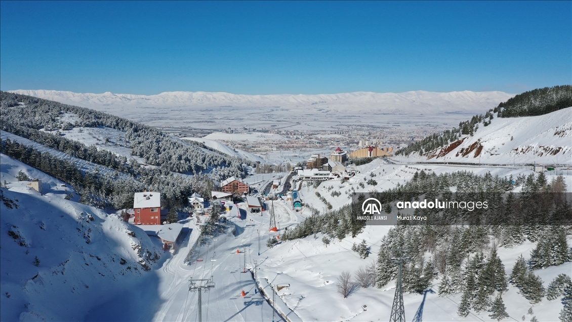 Palandöken'de sezonun erken açılması için farklı kar koruma teknikleri uygulanıyor