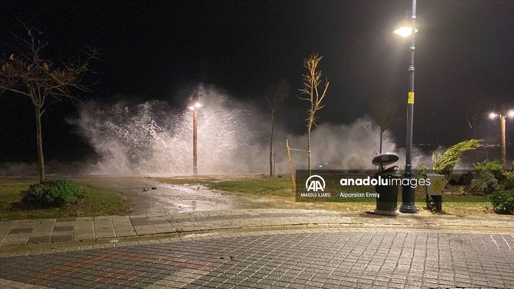 İstanbul'da fırtına hayatı olumsuz etkiliyor