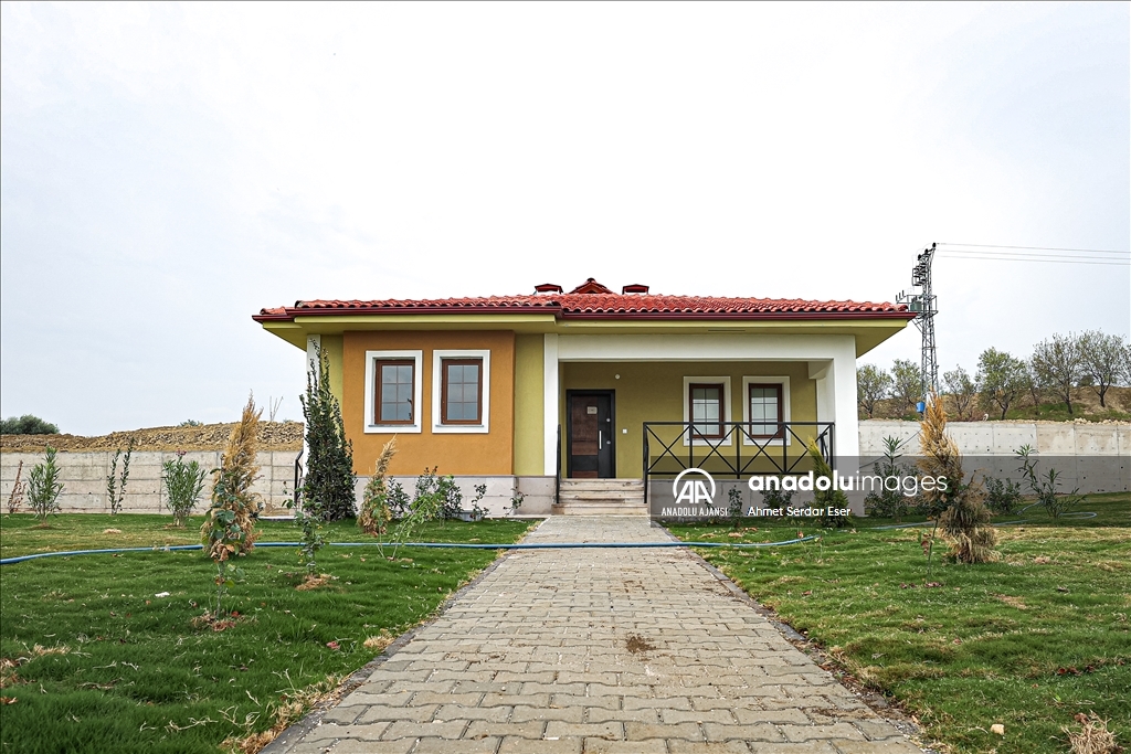 Hatay'da depremzedeler için yapılan köy evleri görüntülendi