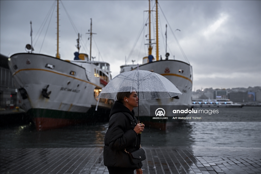 İstanbul'da sağanak hayatı olumsuz etkiliyor