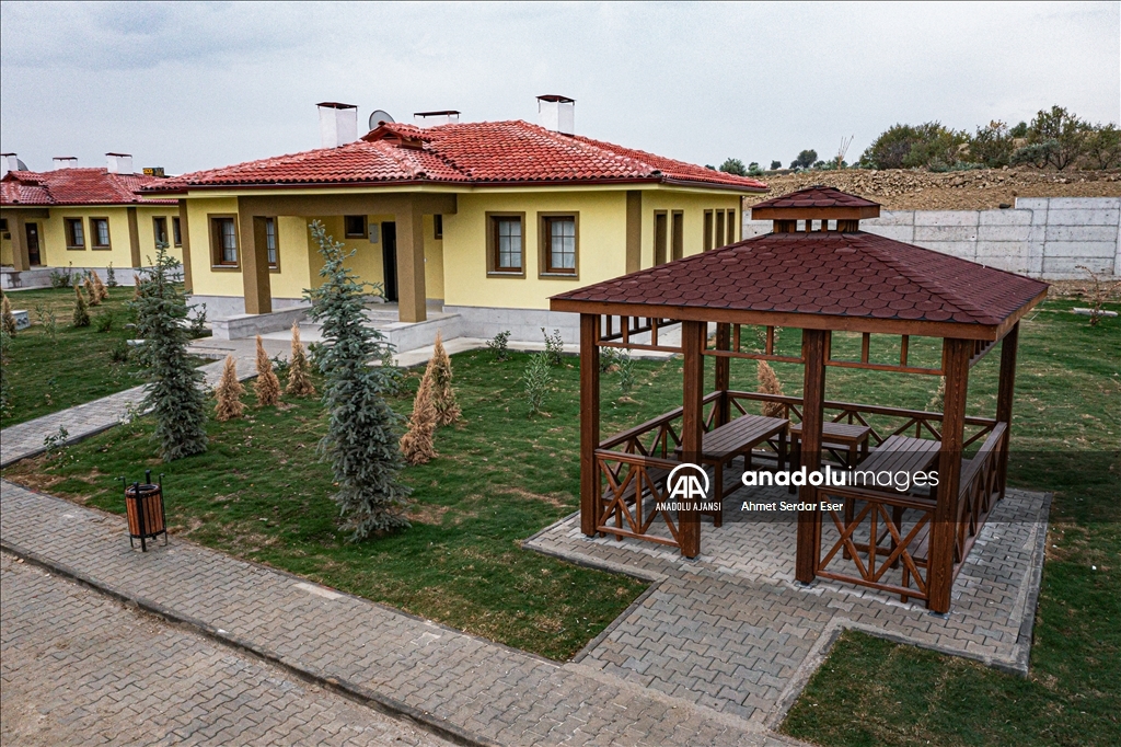 Hatay'da depremzedeler için yapılan köy evleri görüntülendi
