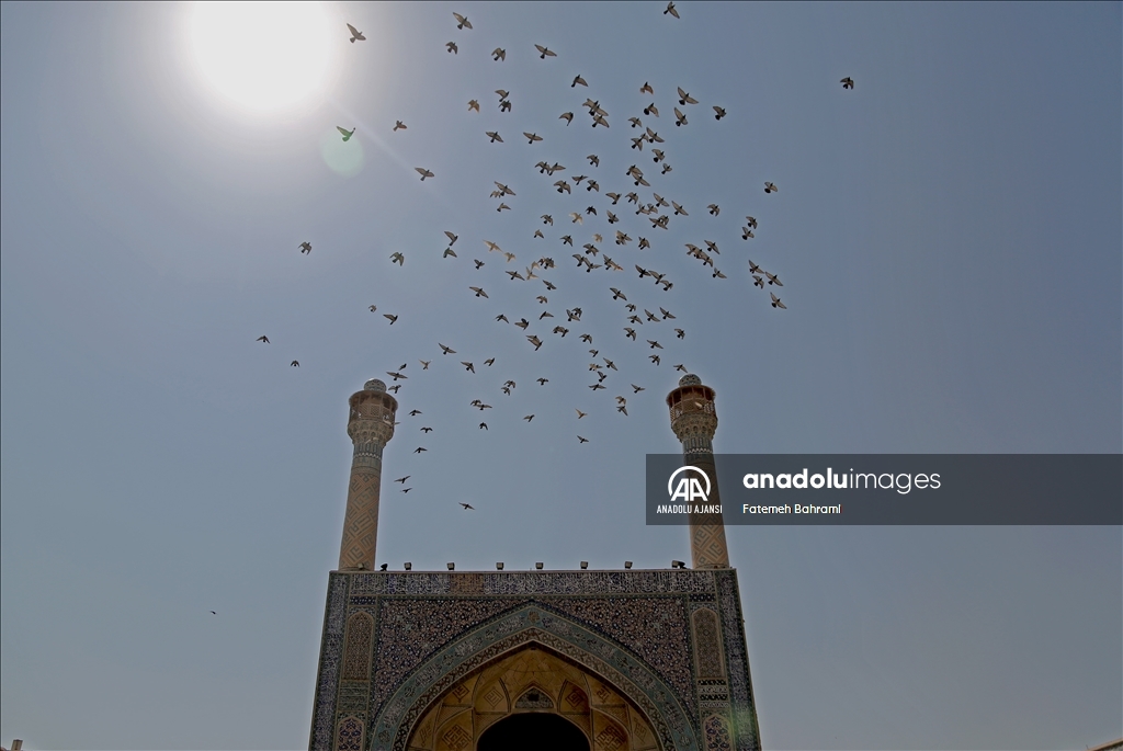 İsfahan'da Selçuklu Devleti döneminde inşa edilen cami farklı mimarisiyle tarihe tanıklık ediyor