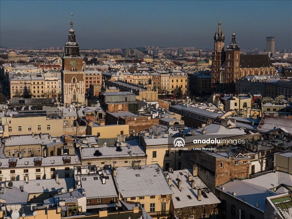 Polonya'nın Krakow kentinde kar yağışı etkili oldu