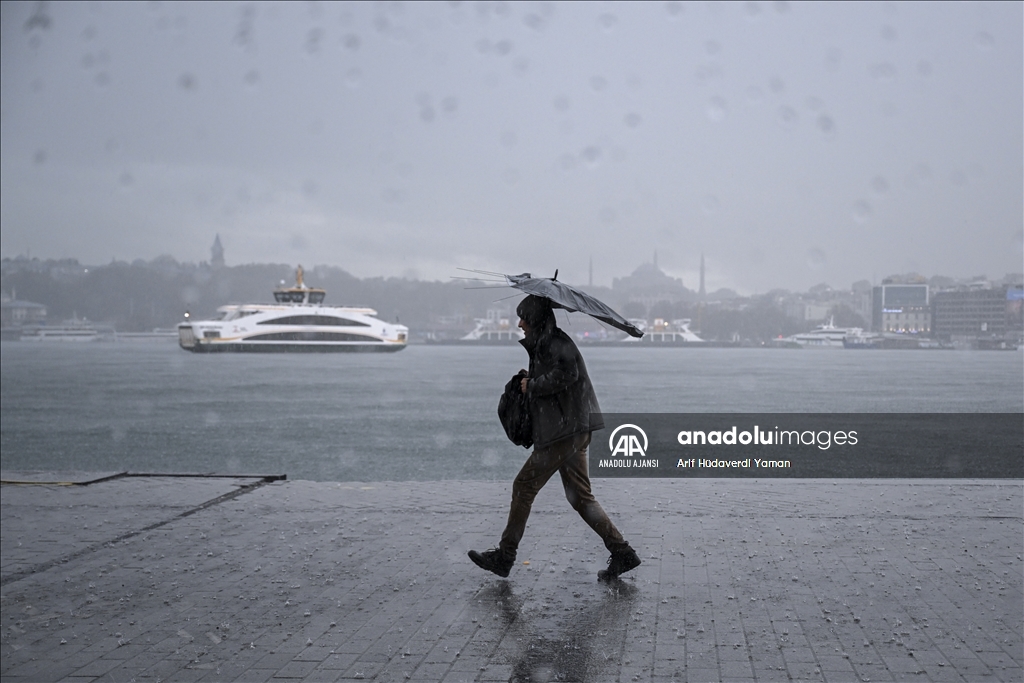 İstanbul'da sağanak hayatı olumsuz etkiliyor