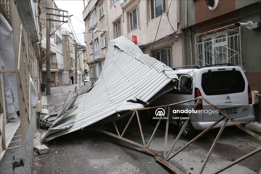 Bursa'da saatteki hızı 100 kilometreye yaklaşan lodos etkisini sürdürüyor