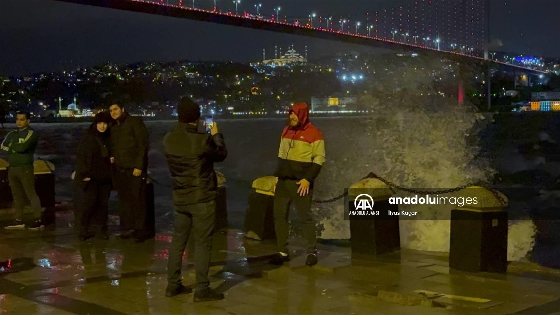 İstanbul'da fırtına hayatı olumsuz etkiledi