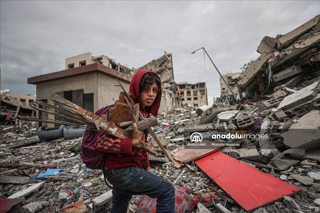 İsrail'in Gazze'ye saldırılarında yerle bir olan toplu konut sitesindeki yıkım görüntülendi