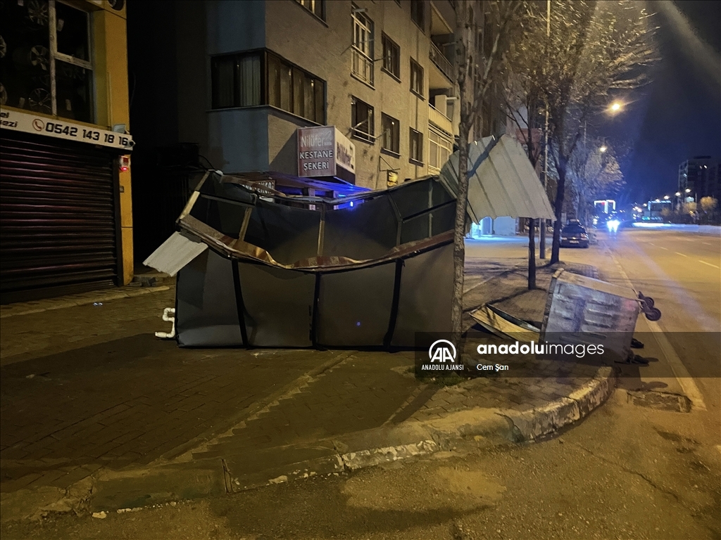 Bursa'da kuvvetli lodos yaşamı olumsuz etkiliyor
