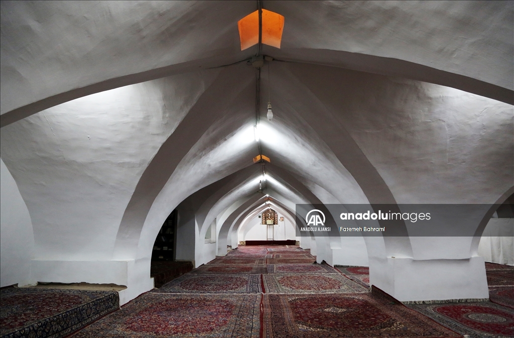 İsfahan'da Selçuklu Devleti döneminde inşa edilen cami farklı mimarisiyle tarihe tanıklık ediyor