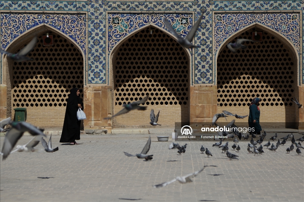 İsfahan'da Selçuklu Devleti döneminde inşa edilen cami farklı mimarisiyle tarihe tanıklık ediyor
