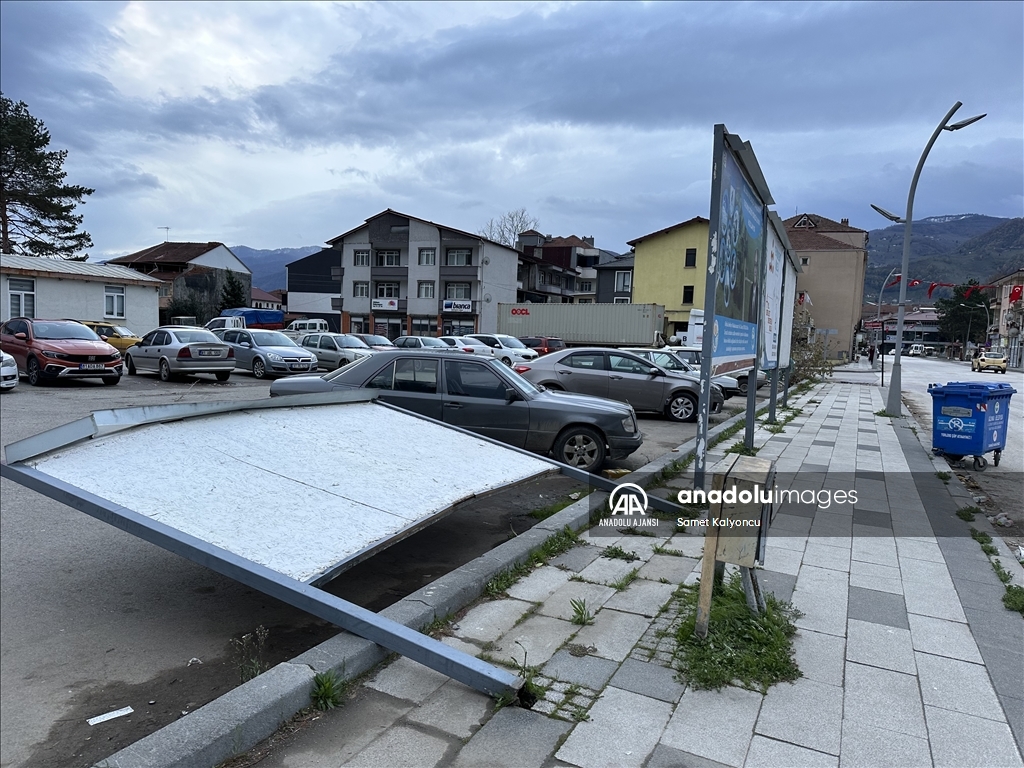 Düzce’de kuvvetli rüzgar etkili oldu