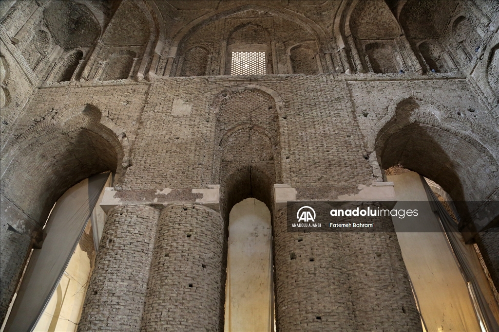 İsfahan'da Selçuklu Devleti döneminde inşa edilen cami farklı mimarisiyle tarihe tanıklık ediyor