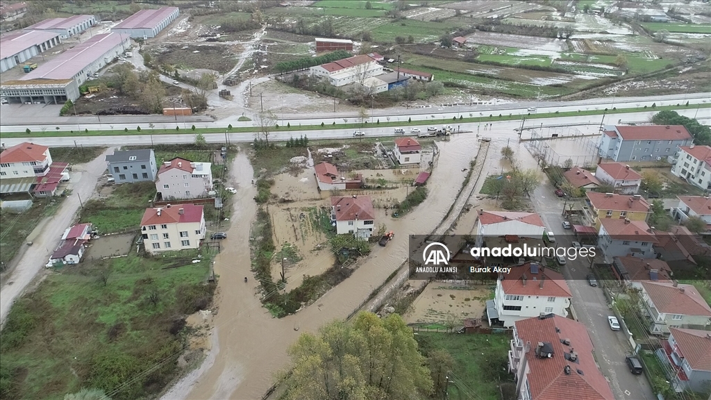 Çanakkale'de şiddetli yağışta debisi artan iki dere taştı, yollar su altında kaldı