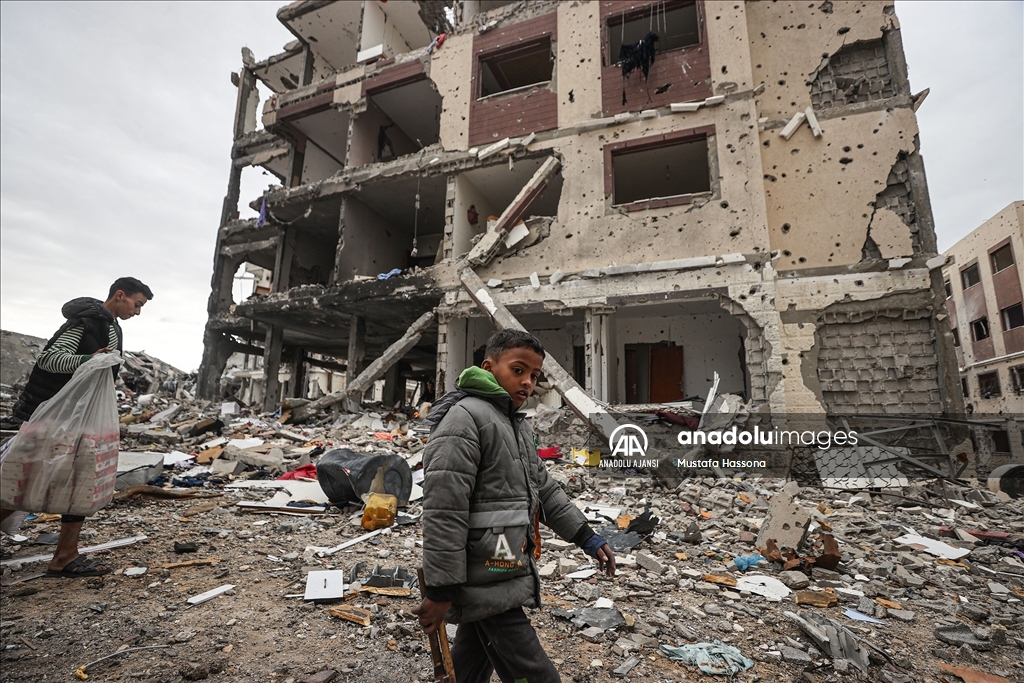 İsrail'in Gazze'ye saldırılarında yerle bir olan toplu konut sitesindeki yıkım görüntülendi