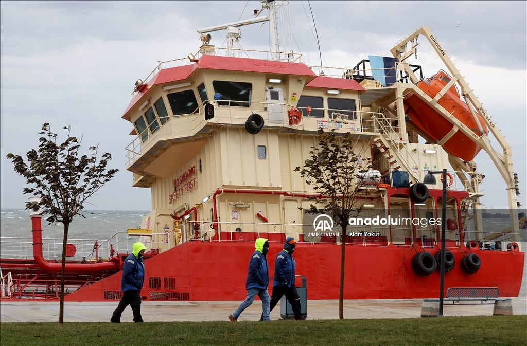 İstanbul'da karaya oturan tankerdeki 11 kişilik mürettebat kurtarıldı