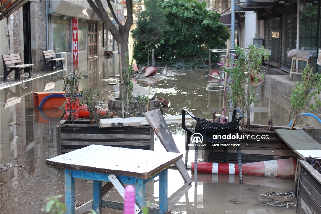 İskenderun'da denizin taşması sonucu su basan yerlerde temizlik sürüyor