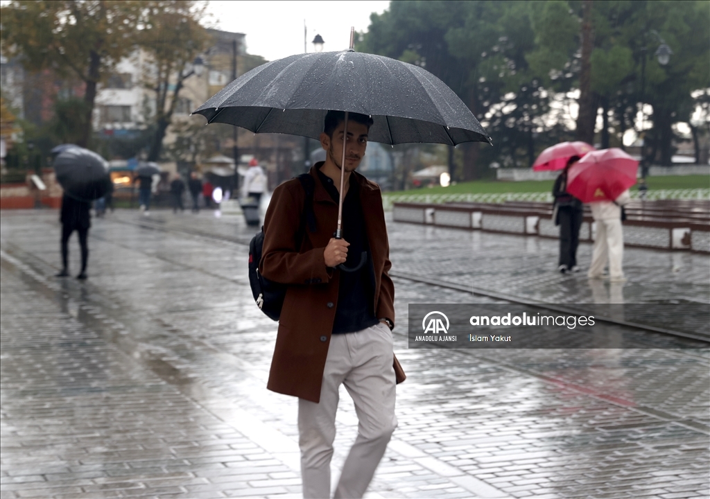 İstanbul'da sağanak hayatı olumsuz etkiliyor