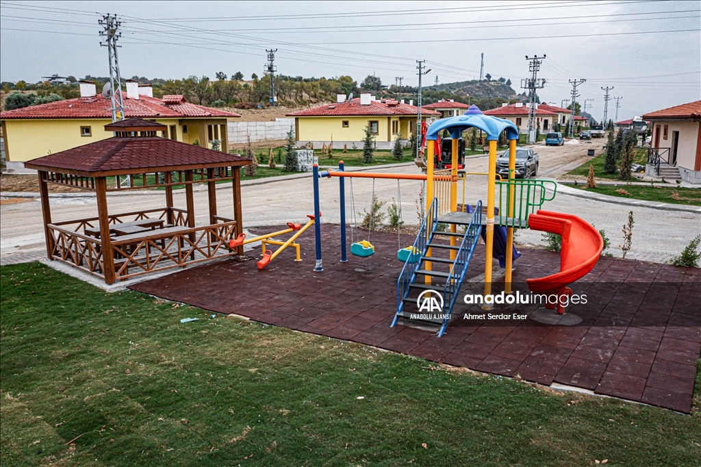 Hatay'da depremzedeler için yapılan köy evleri görüntülendi