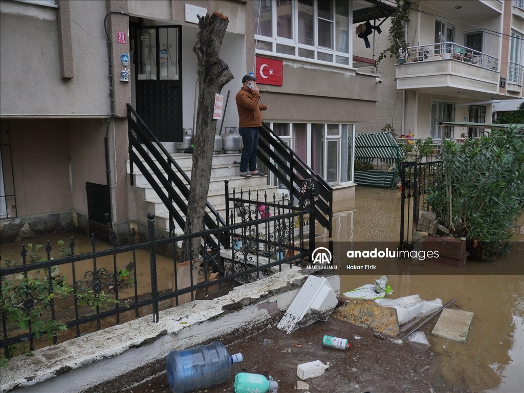 Edremit Körfezi'nde sağanak ve kuvvetli lodosta dereler taştı, tekneler battı