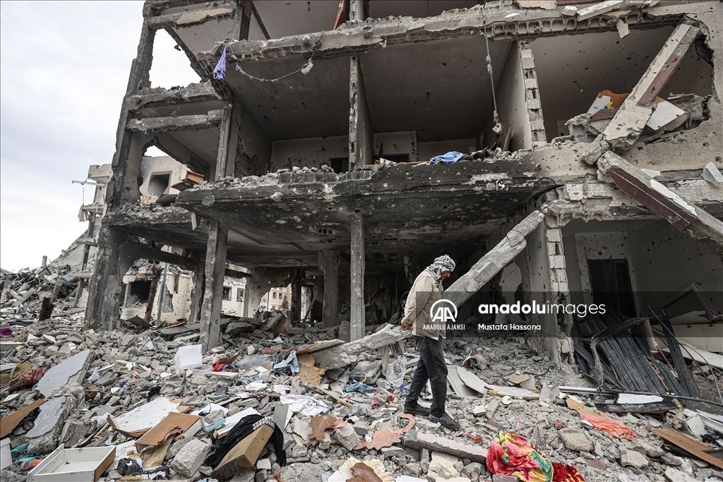 İsrail'in Gazze'ye saldırılarında yerle bir olan toplu konut sitesindeki yıkım görüntülendi