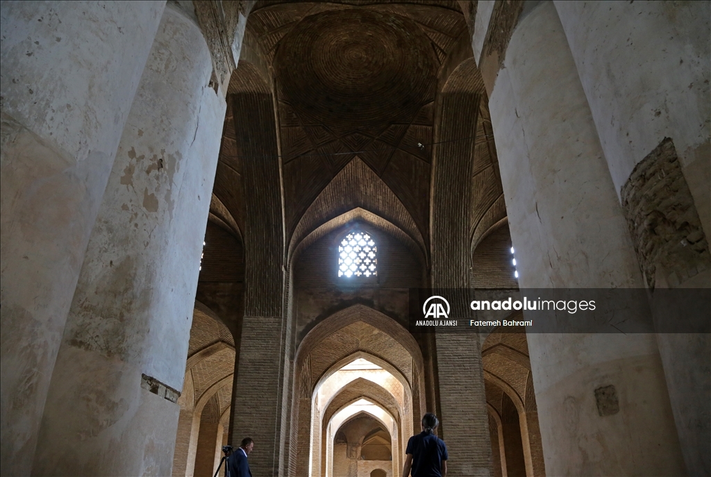 İsfahan'da Selçuklu Devleti döneminde inşa edilen cami farklı mimarisiyle tarihe tanıklık ediyor