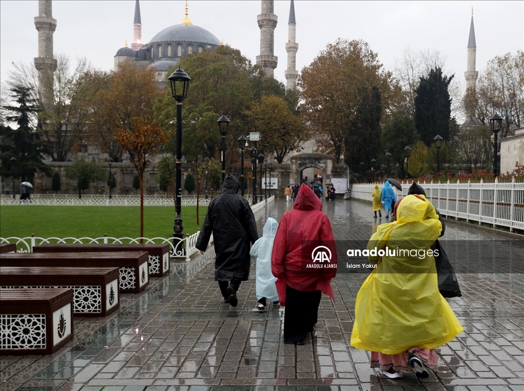 İstanbul'da sağanak hayatı olumsuz etkiliyor