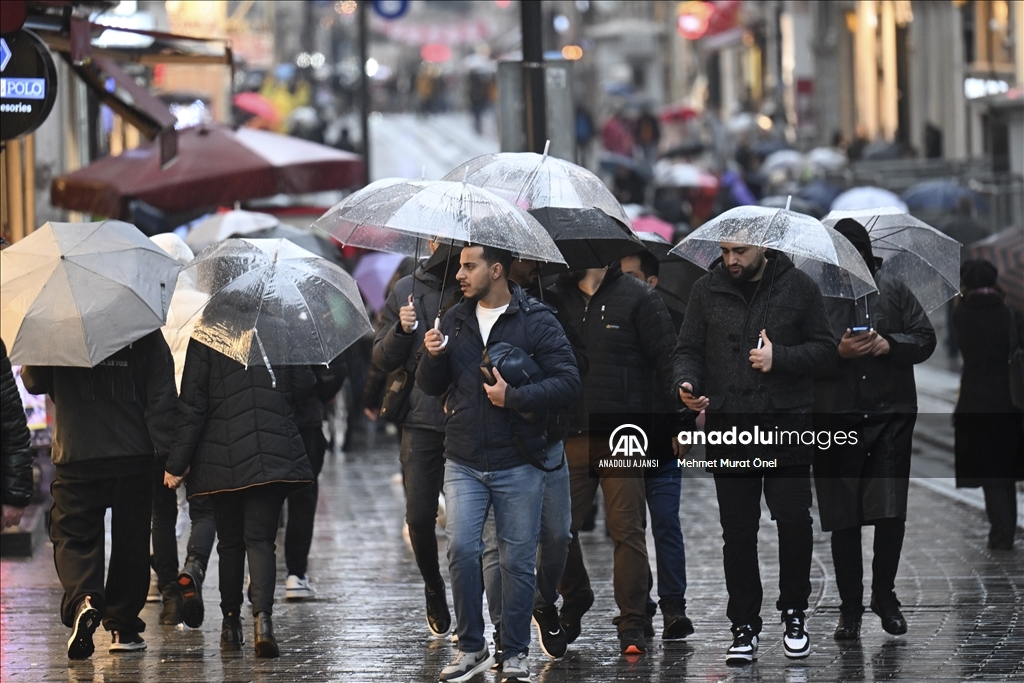 İstanbul'da sağanak hayatı olumsuz etkiliyor
