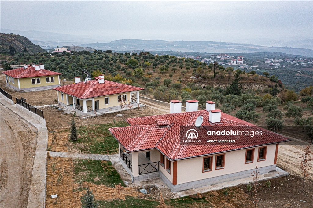 Hatay'da depremzedeler için yapılan köy evleri görüntülendi
