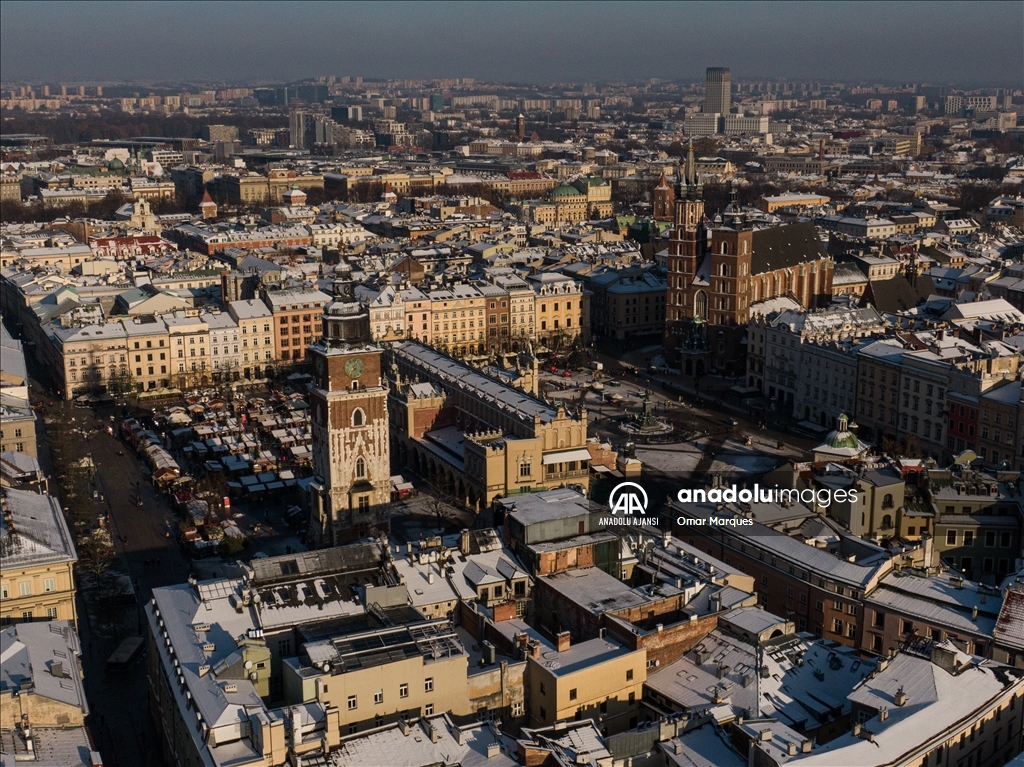 Polonya'nın Krakow kentinde kar yağışı etkili oldu