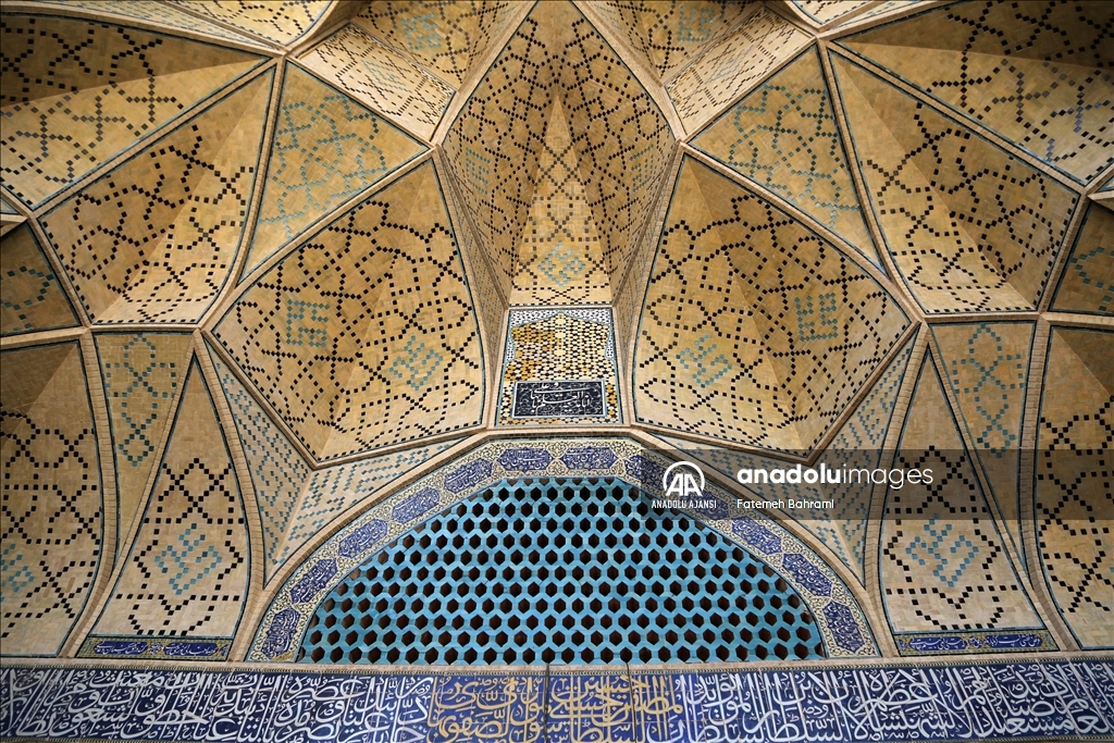 İsfahan'da Selçuklu Devleti döneminde inşa edilen cami farklı mimarisiyle tarihe tanıklık ediyor