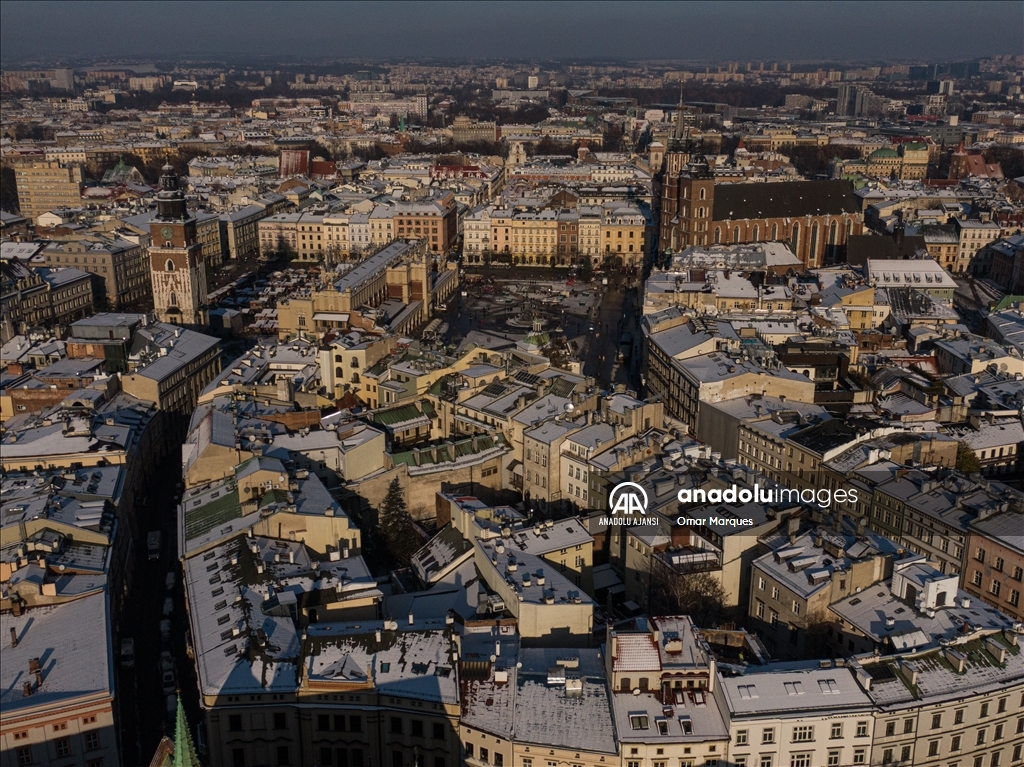 Polonya'nın Krakow kentinde kar yağışı etkili oldu