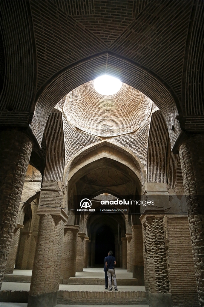 İsfahan'da Selçuklu Devleti döneminde inşa edilen cami farklı mimarisiyle tarihe tanıklık ediyor