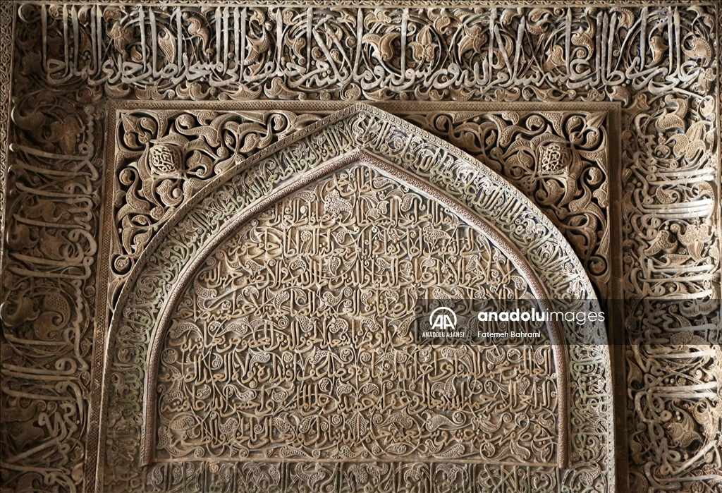 İsfahan'da Selçuklu Devleti döneminde inşa edilen cami farklı mimarisiyle tarihe tanıklık ediyor