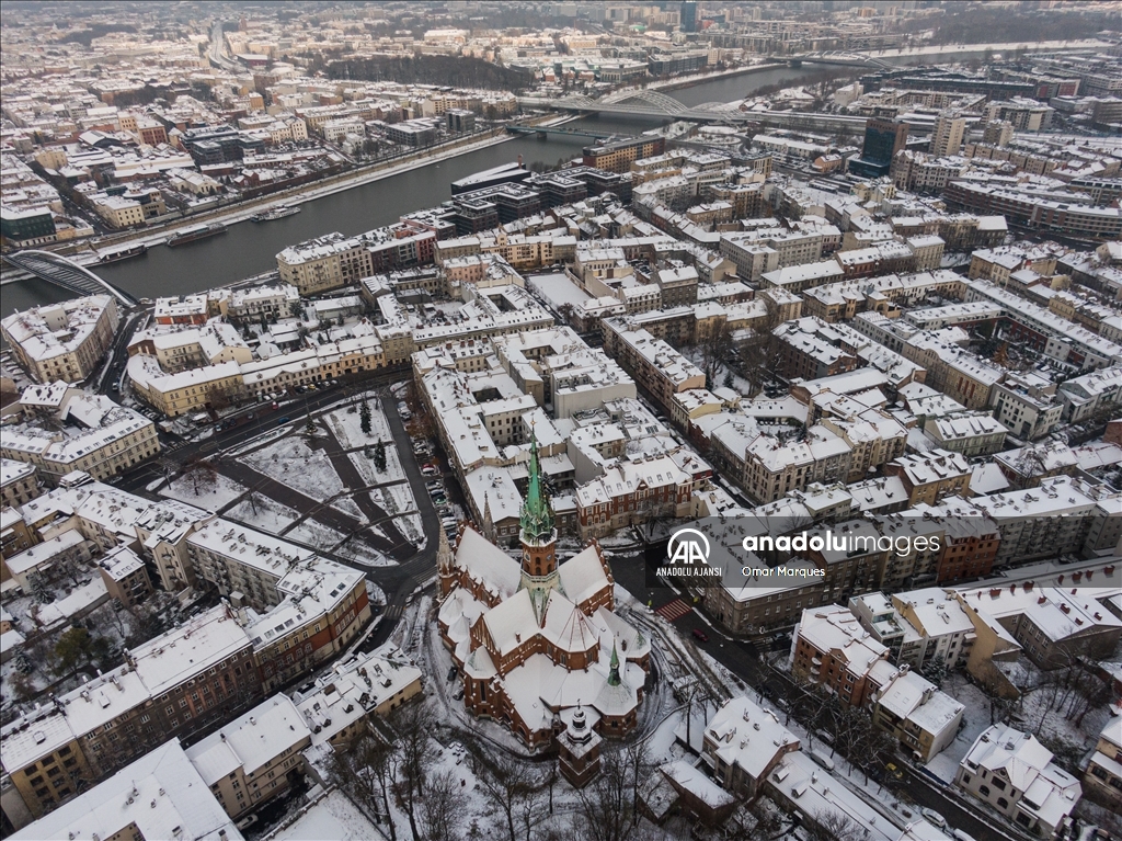 Polonya'nın Krakow kentinde kar yağışı etkili oldu