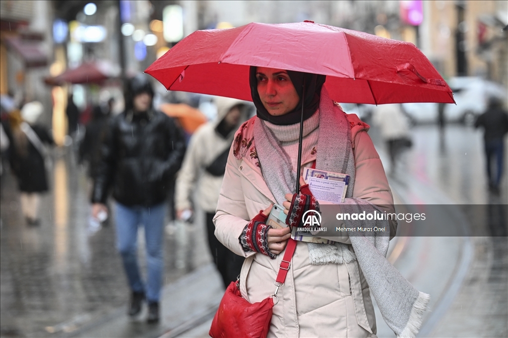 İstanbul'da sağanak hayatı olumsuz etkiliyor