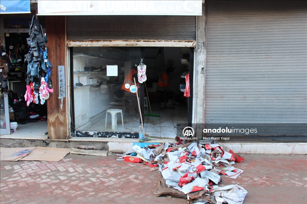 İskenderun'da denizin taşması sonucu su basan yerlerde temizlik sürüyor