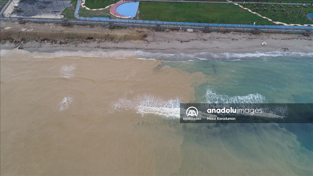 Tekirdağ'da yağış sonrası denizin kıyı şeridindeki rengi değişti