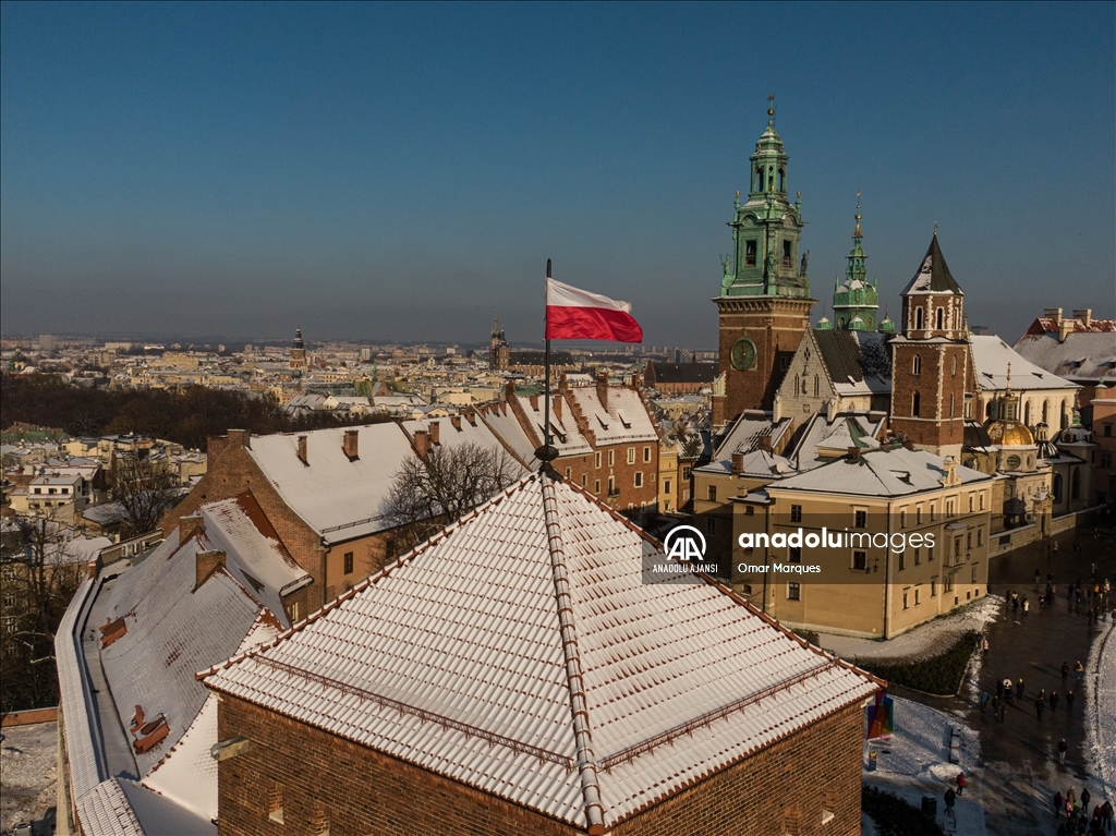 Polonya'nın Krakow kentinde kar yağışı etkili oldu