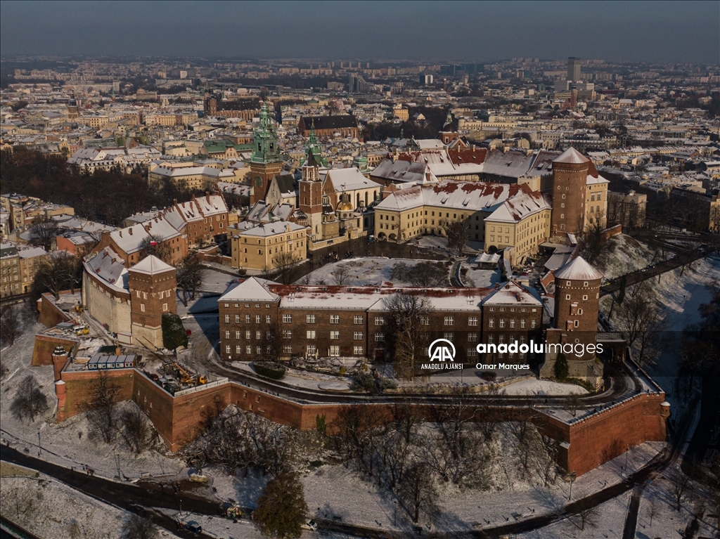 Polonya'nın Krakow kentinde kar yağışı etkili oldu