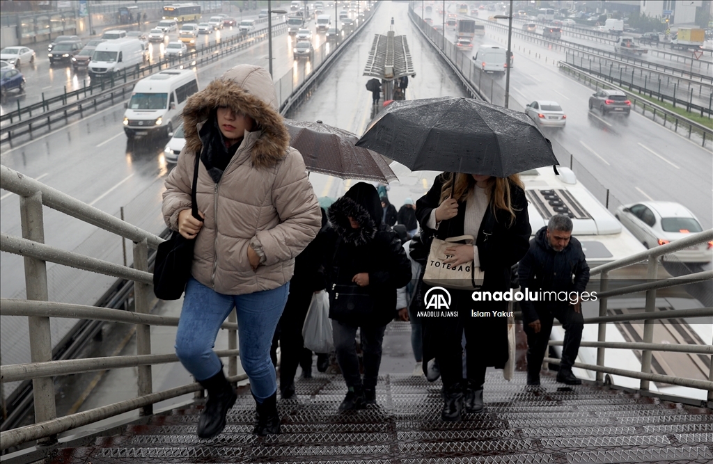 İstanbul'da sağanak hayatı olumsuz etkiliyor