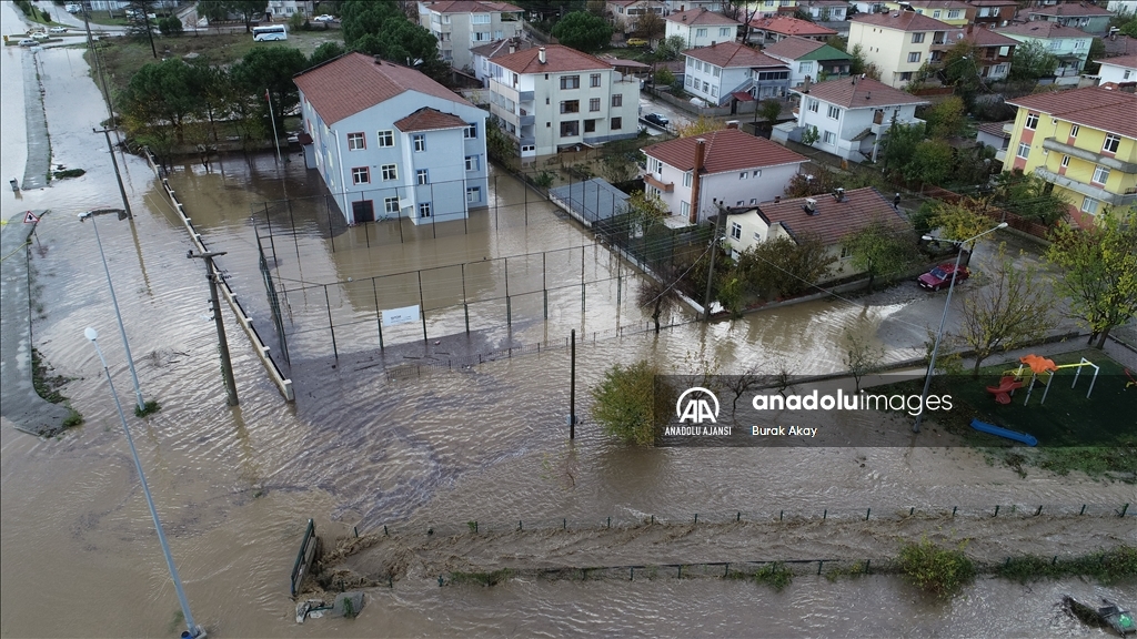 Çanakkale'de şiddetli yağışta debisi artan iki dere taştı, yollar su altında kaldı