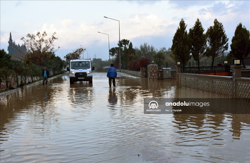 Aydın'da sağanak hayatı olumsuz etkiledi