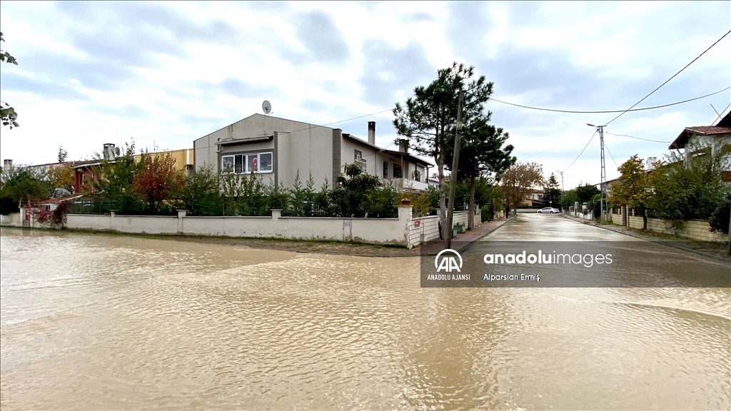 Silivri'de etkili olan şiddetli sağanak hasara neden oldu