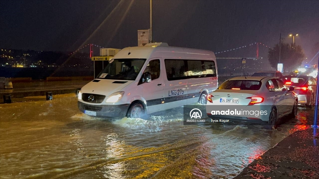 Sarıyer'de sağanak nedeniyle pazar alanını su bastı