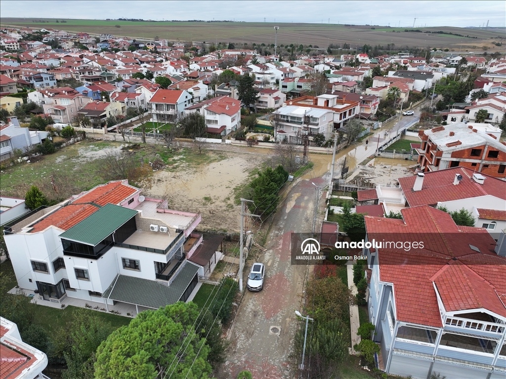 Silivri'de etkili olan şiddetli sağanak hasara neden oldu