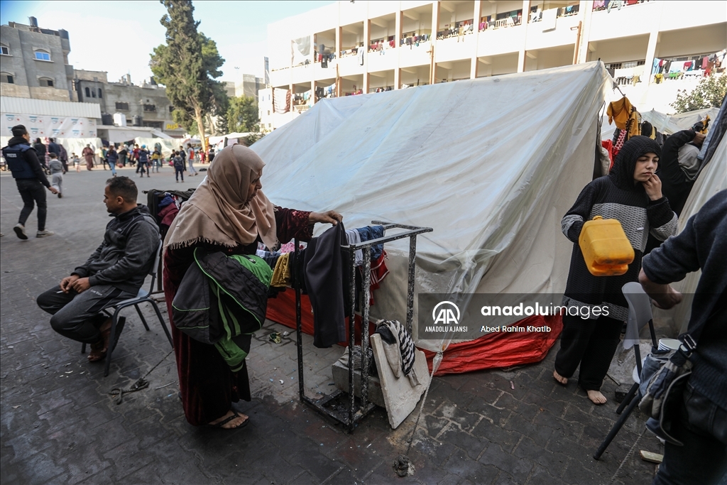 Gazze'deki okullara sığınan Filistinliler, zor şartlar altında yaşamlarını sürdürüyor